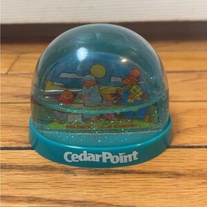 Vintage Cedar point Bernstein bear snow globe